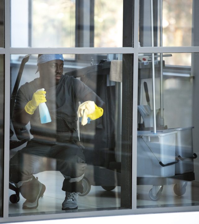 full-shot-man-cleaning-window (1)