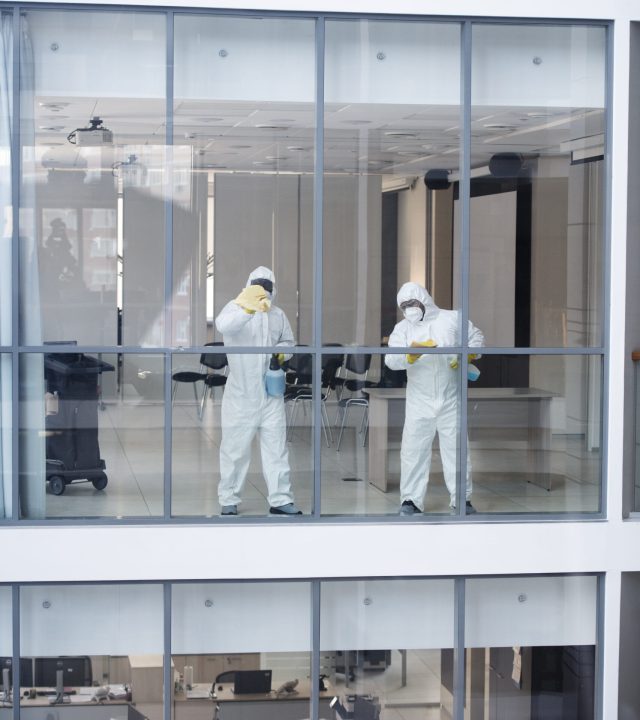 plein-coup-de-personnes-dans-un-bureau-de-nettoyage-de-costume-de-matieres-dangereuses